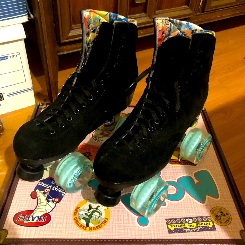 Moxi Lolly Roller Skates Black suede w/Mint wheels